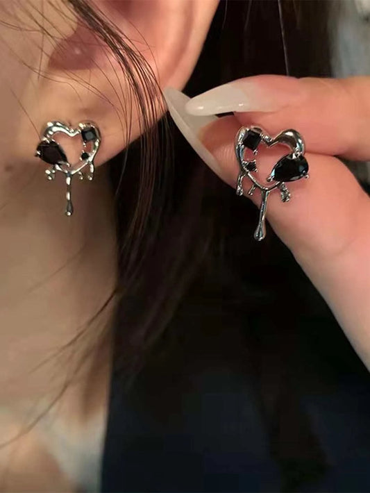 ROMWE Goth Rhinestone Detail Heart Shaped Stud Earrings