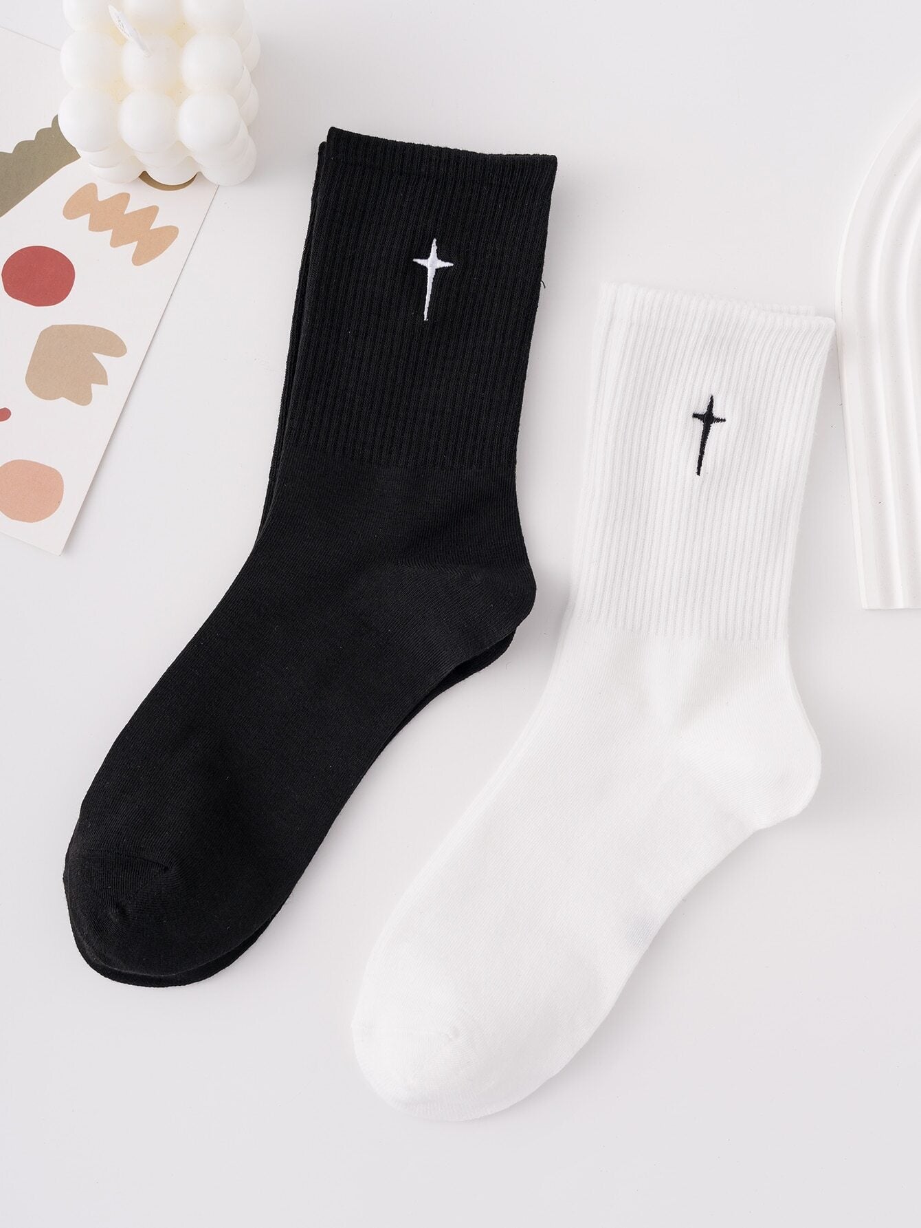 2Pairs Men Cross Embroidered Crew Socks