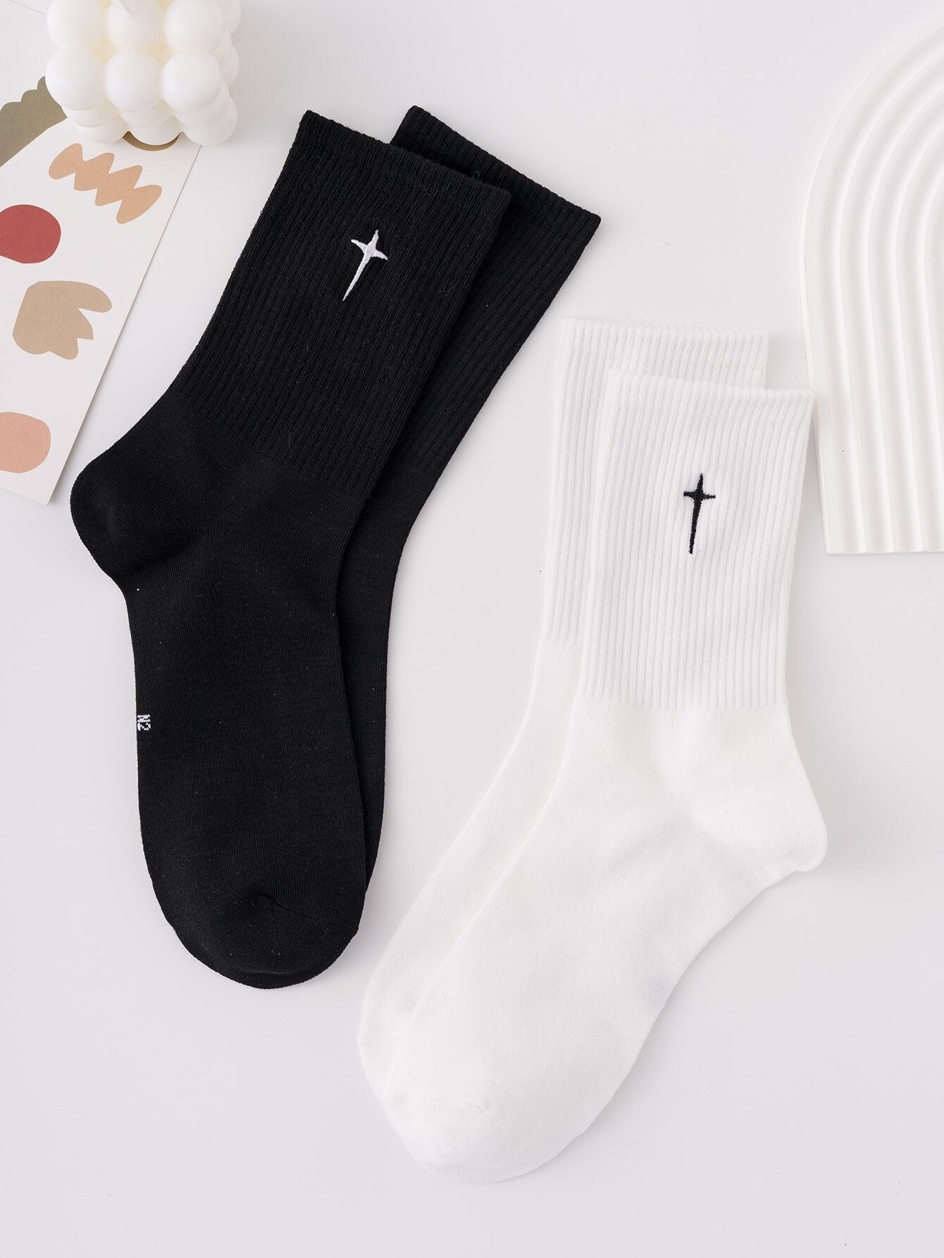 2Pairs Men Cross Embroidered Crew Socks
