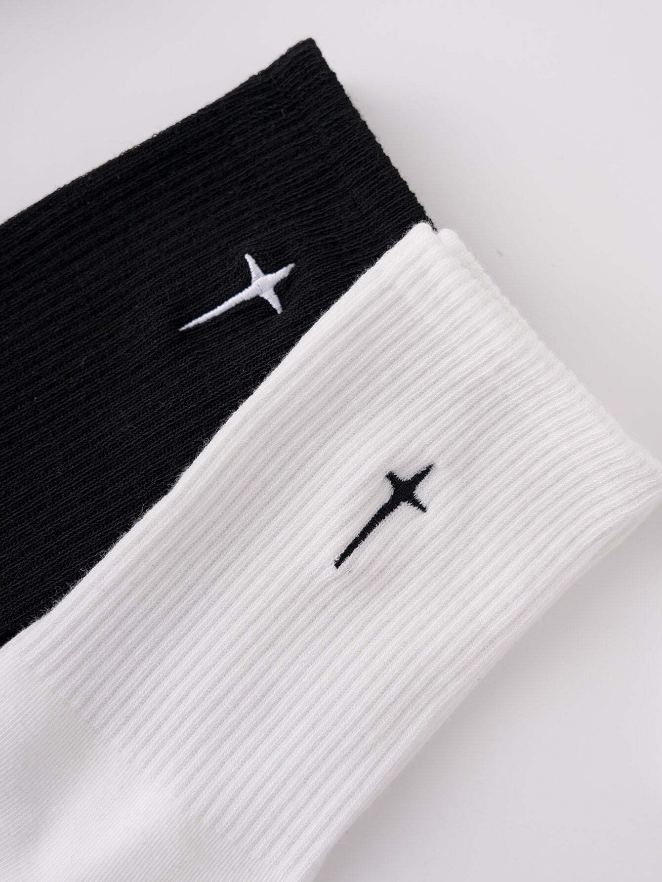 2Pairs Men Cross Embroidered Crew Socks