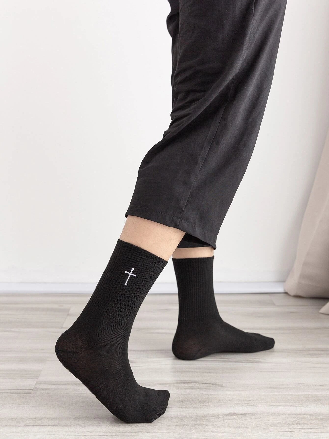 2Pairs Men Cross Embroidered Crew Socks
