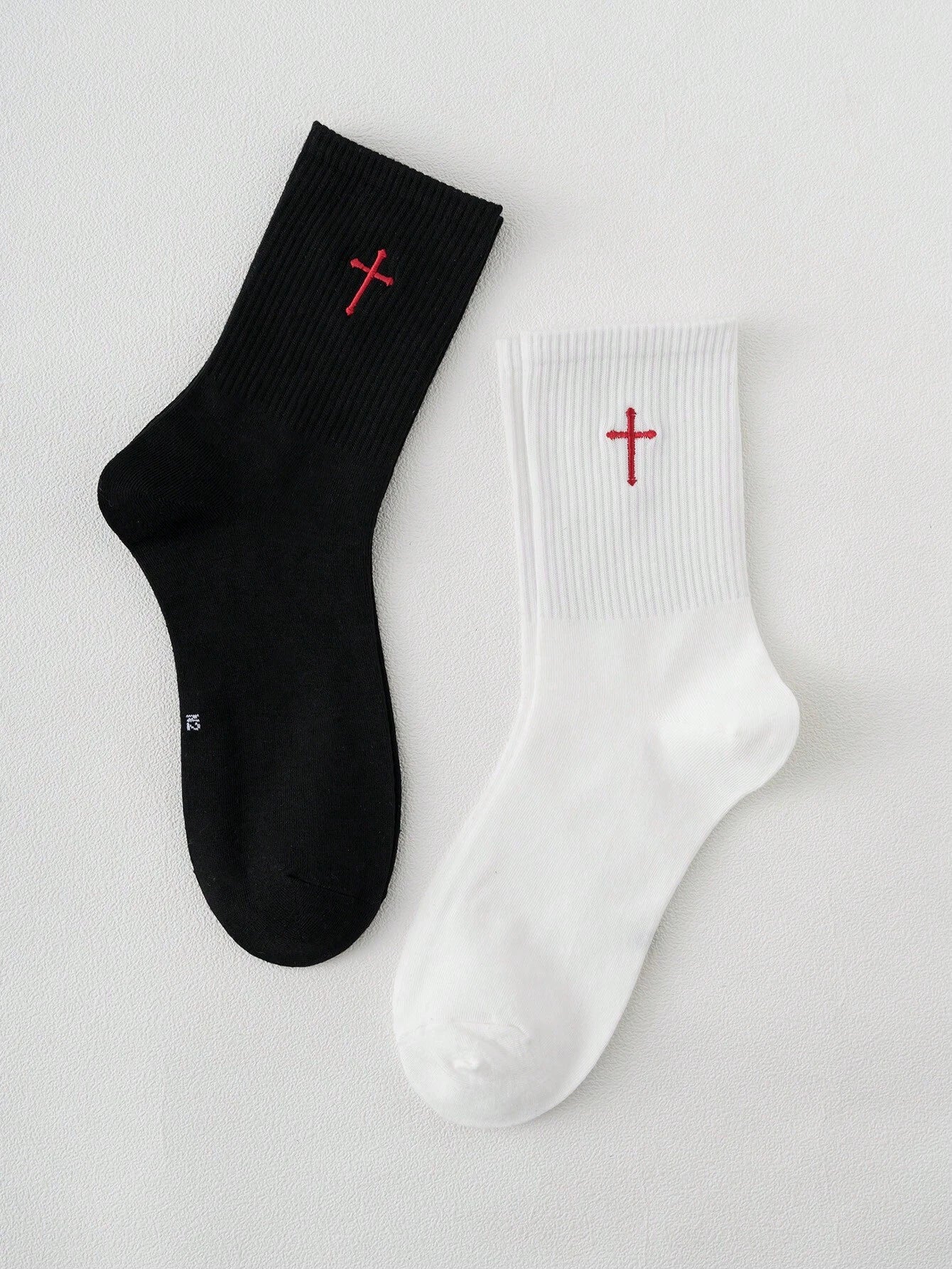 2Pairs Men Cross Embroidered Crew Socks
